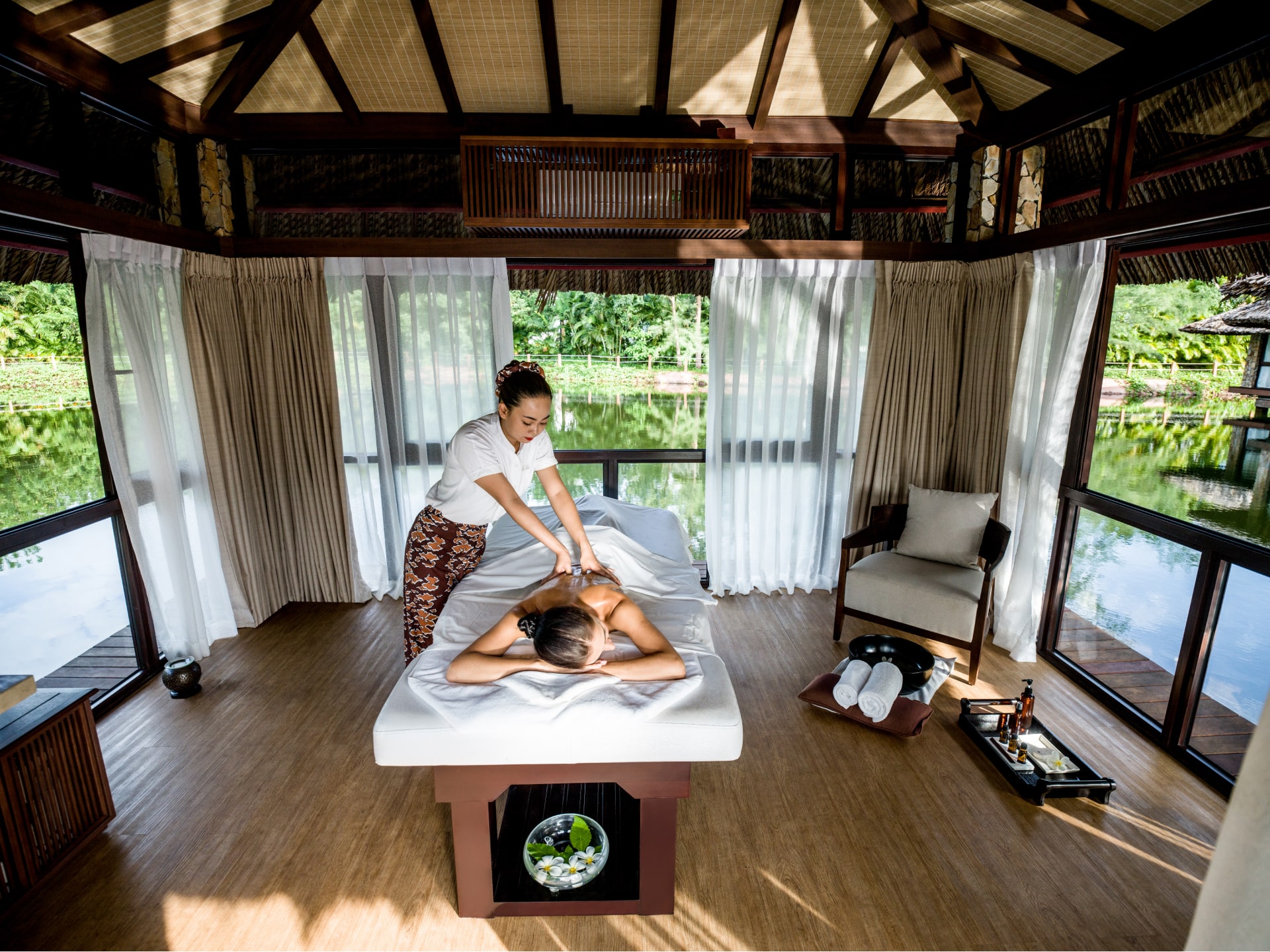 Bể bơi rộng lớn tại Vinpearl Resort Phú Quốc