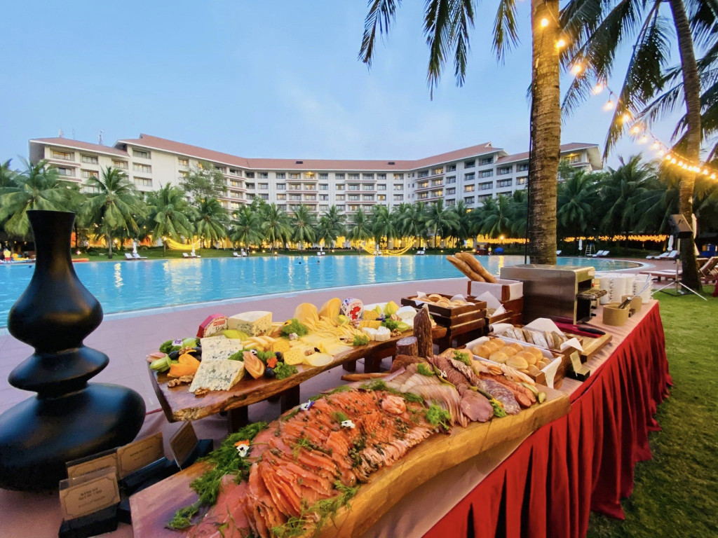 Hồ bơi khổng lồ tại khu nghỉ dưỡng Phú Quốc Vinpearl