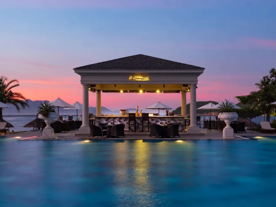 Quầy bar cạnh hồ bơi tại Vinpearl Sealink Nha Trang Quầy bar cạnh hồ bơi tại Vinpearl Sealink Nha Trang