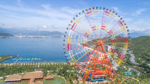 Vinpearl Sky Wheel lung linh trong ánh hoàng hôn vịnh Nha Trang