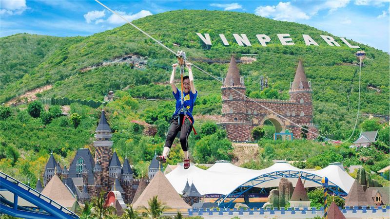 Trải nghiệm trượt Zipline kỷ lục tại VinWonders Nha Trang
