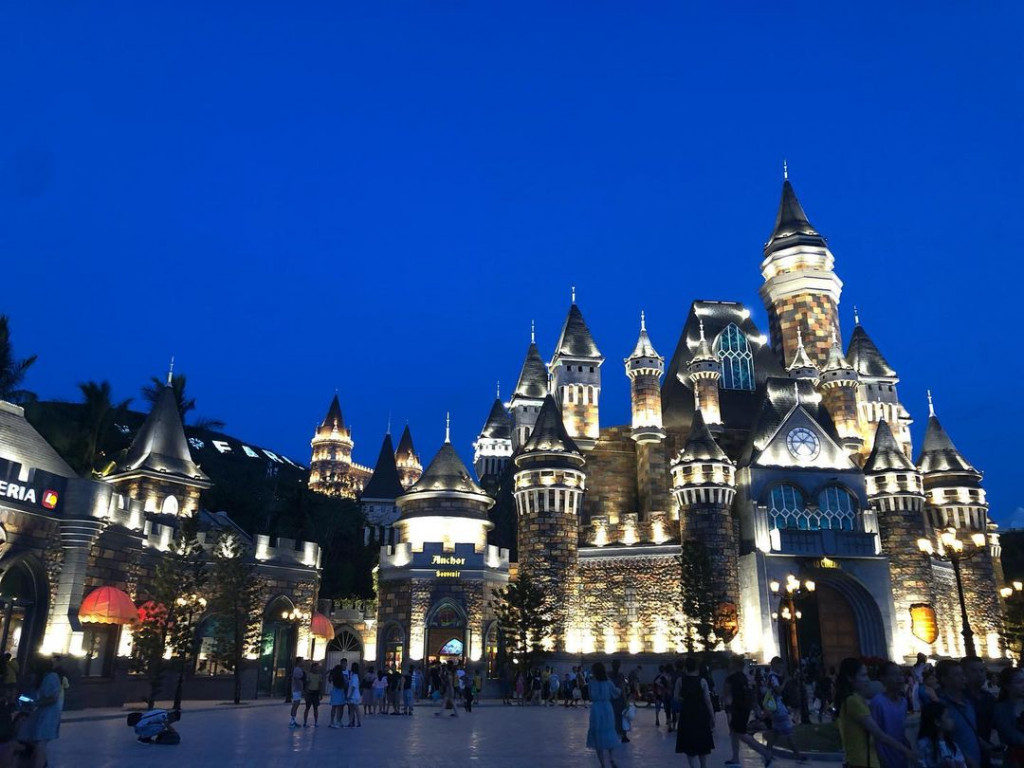 Toàn cảnh VinWonders Nha Trang lung linh về đêm