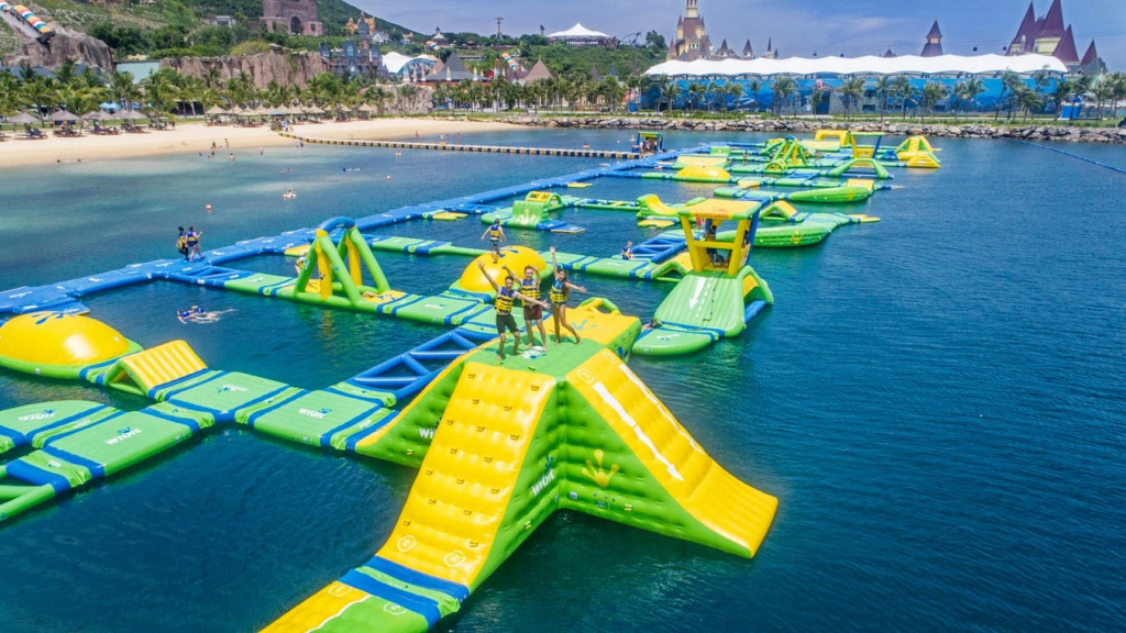 Vịnh phao nổi trên biển tại VinWonders Nha Trang