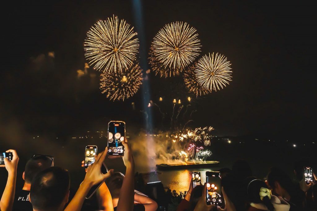 Du khách hào hứng xem pháo hoa VinWonders Nha Trang tại quảng trường