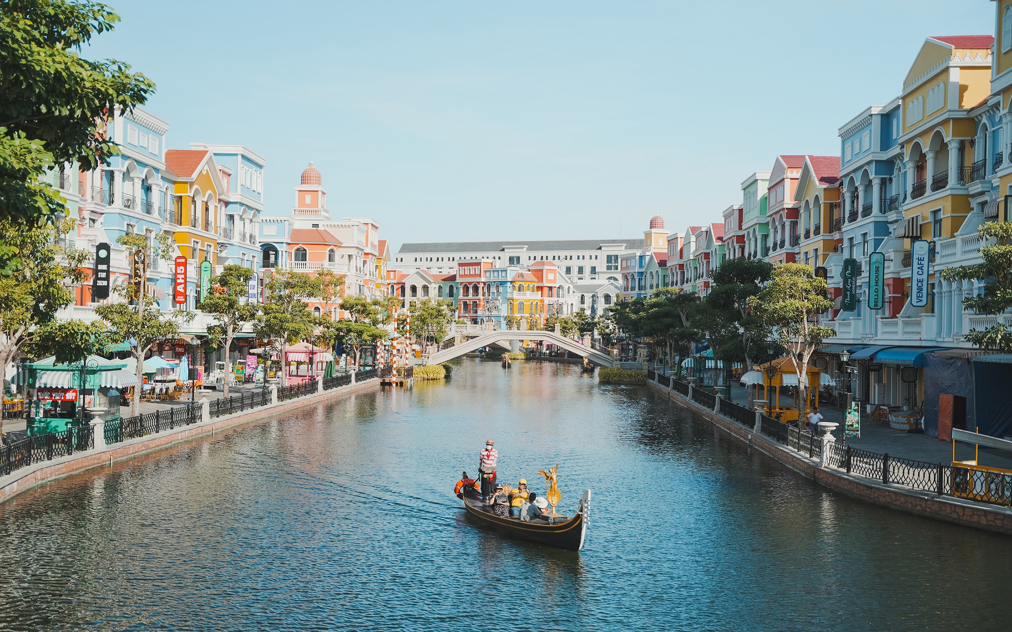 Đi thuyền sông Venice Grand World Phú Quốc