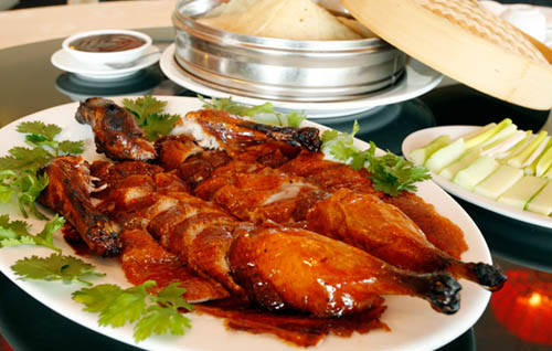 Chọn vịt và thoa mạch nha khi chế biến vịt quay Bắc Kinh