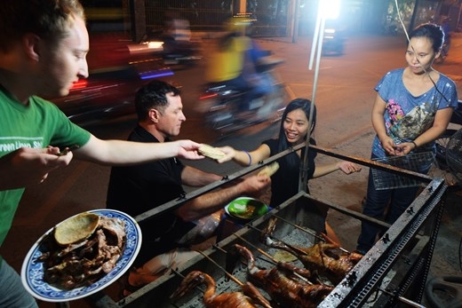 Anh Robert – một kỹ sư cơ khí, đã tự chế tạo ra máy móc để tạo nên những chiếc bánh taco tươi ngon chứ không hề mua bánh đông lạnh ở siêu thị.