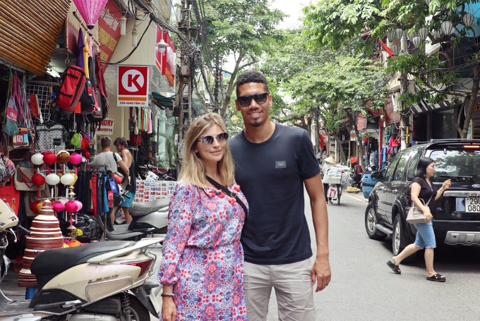Chỉ ghé qua Hà Nội ít ngày nhưng Smalling và Sam đã kịp gây xôn xao vì video đá cầu cùng người dân thủ đô quanh hồ Gươm. Đặc biệt, vợ chồng Smalling đã thuê xe đạp địa hình để di chuyển quãng đường dài 33 km ra vùng ngoại thành Đông Anh để tận hưởng không khí đồng quê trong lành với những ao sen trổ bông tháng 6, con đường phơi rơm rạ yên ả. Đồng thời, vợ chồng siêu sao cũng ghé thăm gia đình bác Ngô Quý Cảnh, 66 tuổi ở Đông Anh - vốn là một fan của Quỷ đỏ MU, thường xuyên theo dõi Ngoại hạng Anh - và được mời dùng bữa cùng gia đình.
