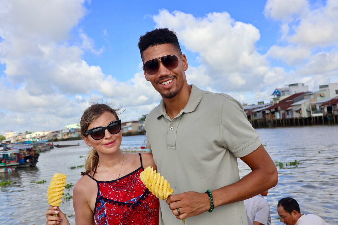Không đi theo tour, Smalling và bà xã có nhiều khám phá rất thú vị cùng người dân bản xứ. Hình ảnh mới nhất được Sam Cooke đăng tải cách đây 2 ngày. Đôi vợ chồng nổi tiếng đang có mặt ở miền Tây sông nước, ngồi ghe, đi chợ nổi, mua hoa quả ăn tại chỗ. Hai người thích thú quay lại đoạn video người bán hàng trên ghe tỉ mỉ gọt trái dứa tươi chín thơm, vừa ngồi thưởng thức vừa ngắm cảnh.