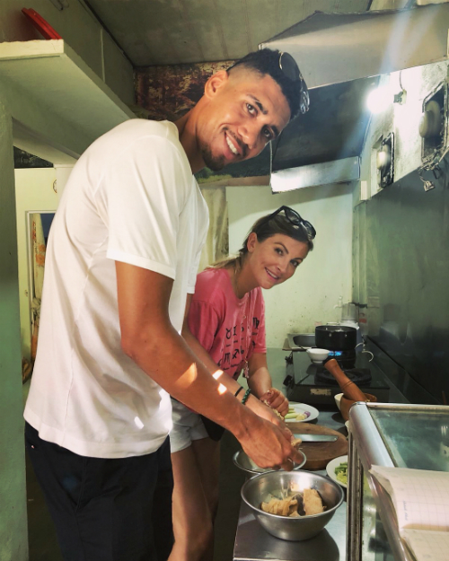 Vợ chồng Smalling học nấu ăn ở Hội An. Thay vì thăm thú cảnh quan sông Hoài hay sà vào một hàng quán ven đường đậm chất nghệ thuật, Smalling chiều lòng bà xã để học nấu một món ăn chay. Sam Cooke là người ăn chay trường. Trong suốt chuyến đi kéo dài hơn một tháng ở Thái Lan và Việt Nam, cô luôn tìm các món chay cho bữa ăn của mình.