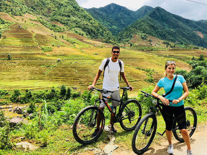Trong suốt cuộc hành trình dài gần một tháng ở Việt Nam, trừ những lúc di chuyển xa giữa các tỉnh, còn lại, Sam và Chris đều thuê xe đạp hoặc xe máy để tự mình khám phá và tận hưởng vẻ đẹp thiên nhiên mà không gò bó thời gian vào các tour. Khi ở Sapa, một sự cố nhỏ đã xảy ra khi Sam bị xây xát nhẹ ở chân nhưng không ảnh hưởng đến việc tận hưởng chuyến đi của hai người.