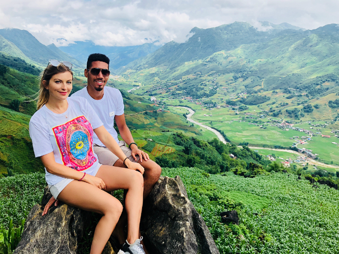 Với lối sống giản dị, gần gũi, trong suốt những ngày ở Việt Nam, Sam và Chris không check in bất kỳ một nhà hàng sang trọng nào. Họ không ngại ghé các quán ven đường để thưởng thức món ăn dân dã và giao lưu với người dân địa phương.