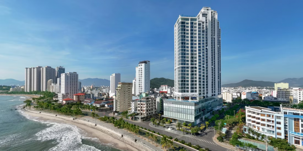 Toàn cảnh khách sạn 5 sao voco Scenia Bay Nha Trang bên bờ biển