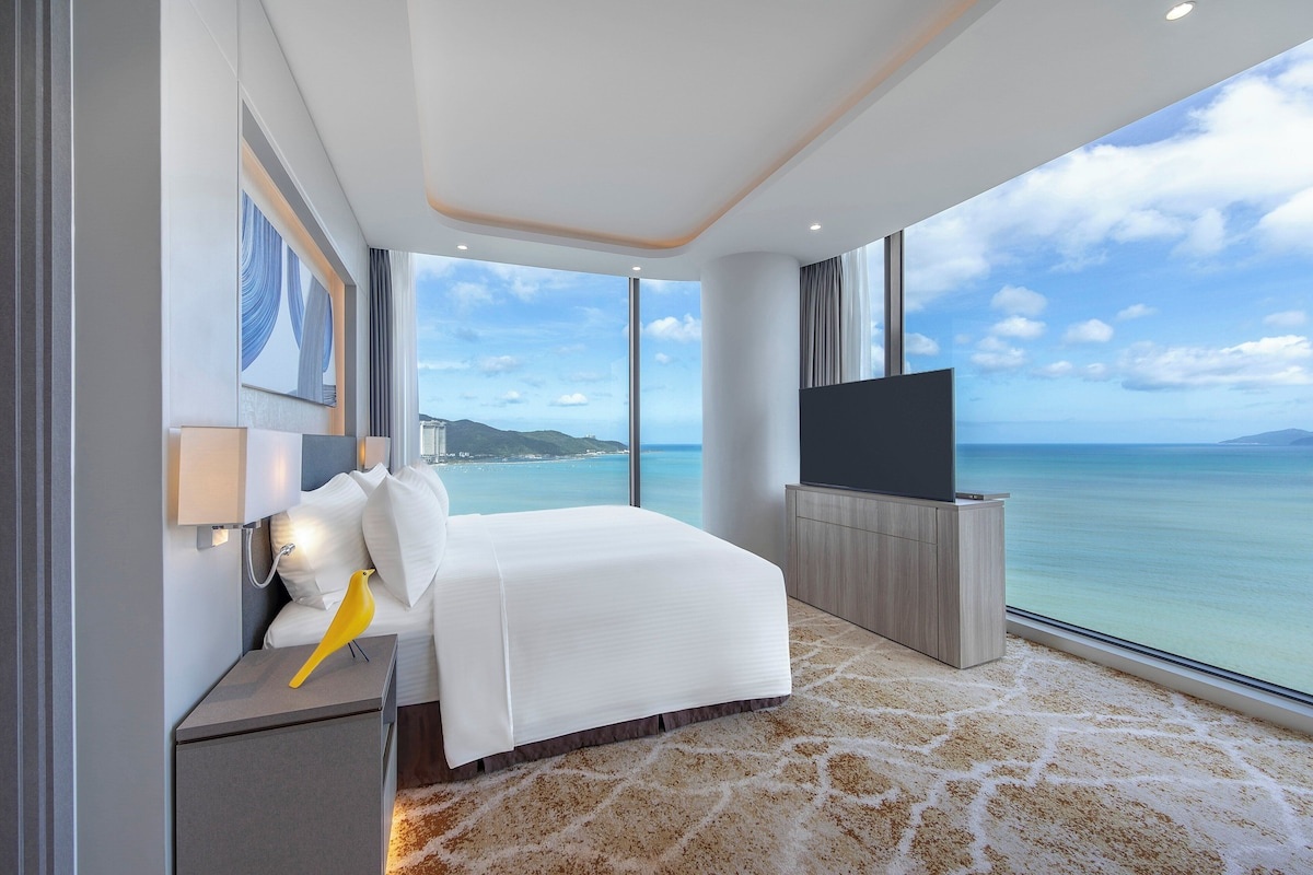 Thiết kế cửa kính sát sàn tại khách sạn IHG đẳng cấp