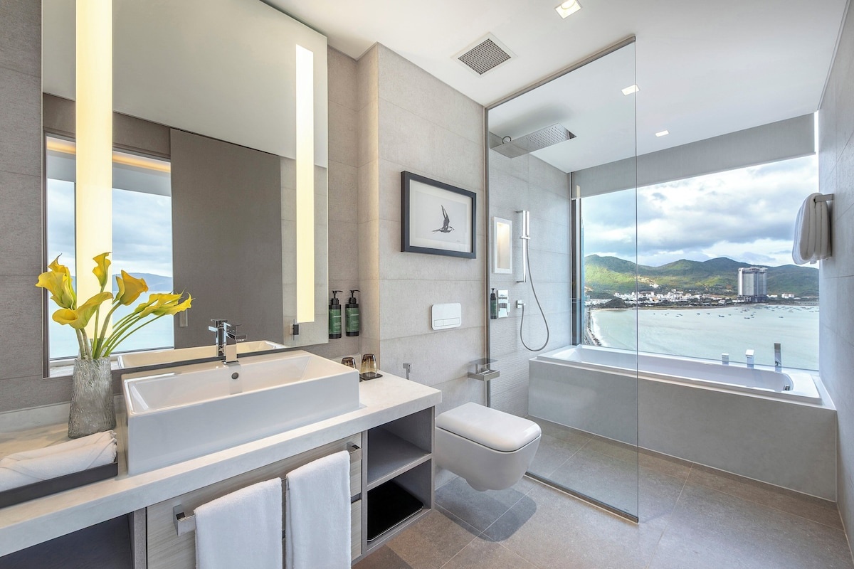 Thiết kế phòng tắm hiện đại tại voco Scenia Bay Nha Trang