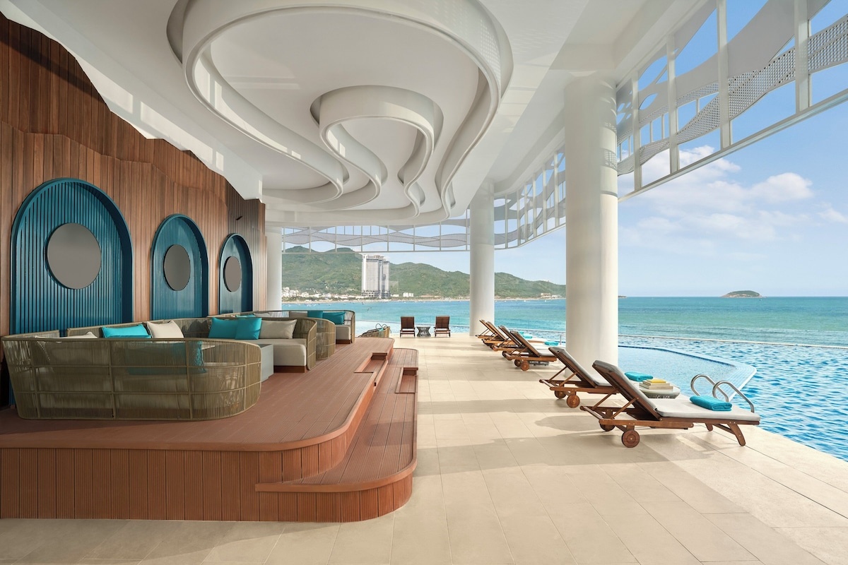 Hồ bơi vô cực tuyệt đẹp tại voco Scenia Bay