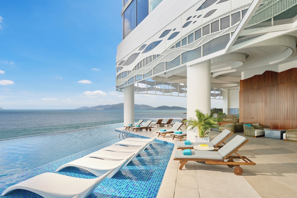 voco Scenia Bay Nha Trang: khách sạn 5 sao mới khai trương bên vịnh xanh