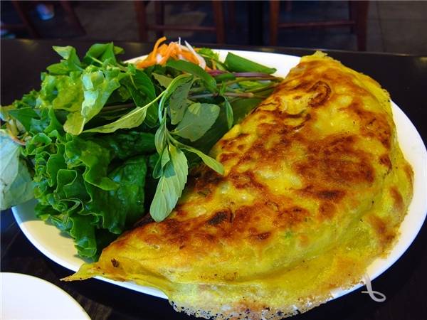 Mỗi chiếc bánh xèo có giá từ 10.000 - 25.000 đồng tùy loại. Bánh bán ở Tôn Đức Thắng, Đội Cấn, Hàng Bồ, Tô Hiến Thành... (Ảnh: Internet)