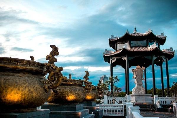 Dưới chân Sun Wheel là không gian khá rộng rãi được bài trí theo phong cách cổ, bạn có thể đi tham quan, dạo vài vòng trước khi lên khu chính. Du lich Da Nang - Dưới chân Sun Wheel là không gian khá rộng rãi được bài trí theo phong cách cổ, bạn có thể đi tham quan, dạo vài vòng trước khi lên khu chính.