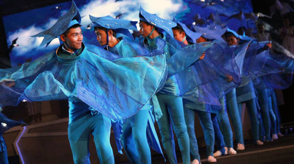 Vũ công thân thiện chào đón du khách tại lễ hội đường phố Nha Trang