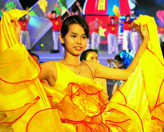 Hàng trăm diễn viên múa chuyên nghiệp biểu diễn tại lễ hội đường phố Nha Trang