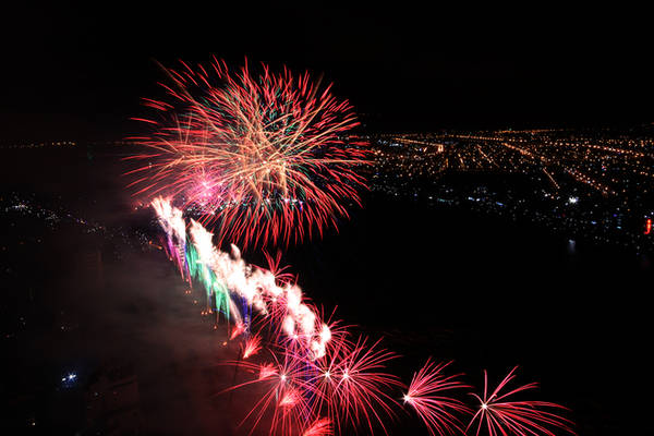 Cuộc thi trình diễn pháo hoa Đà Nẵng 2015 với đội Australia và Ba Lan