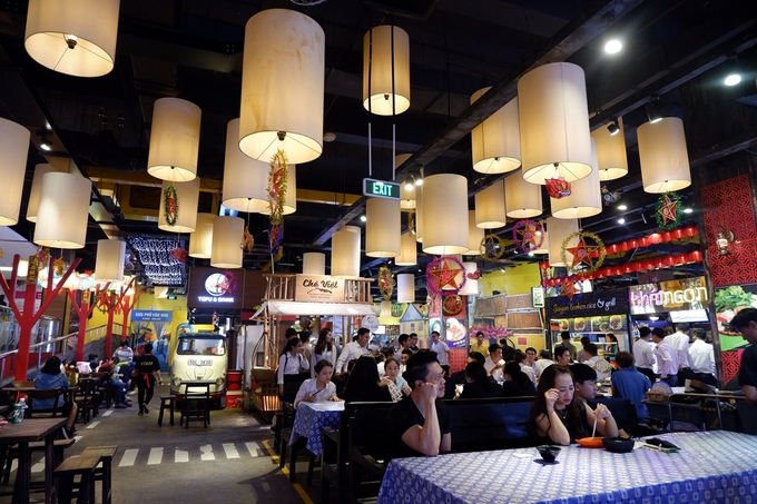 Sense Market Sài Gòn tọa lạc trung tâm quận 1 với không gian mát mẻ và đa dạng món ăn