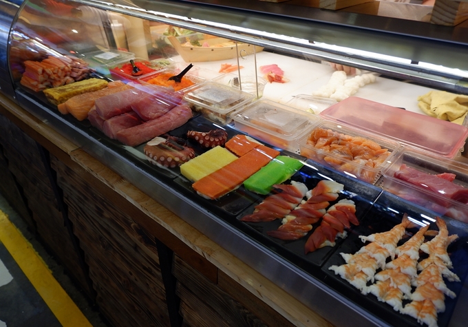 Sushi sashimi và món ăn quốc tế tại Sense Market Sài Gòn