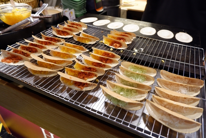 Bánh crepe kiểu Thái nóng hổi, lớp vỏ thơm gồm 5 vị nhân cho bạn lựa chọn là một trong những món ăn vặt khá được ưa thích ở đây.