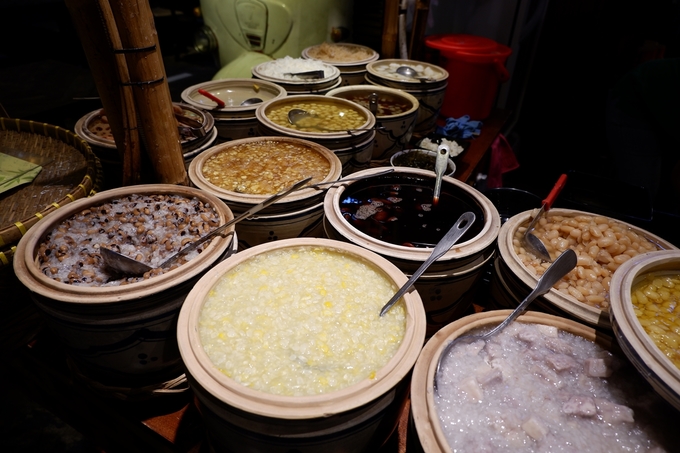 Đủ loại chè truyền thống như chè bắp, khoai môn, đậu ván... mời gọi thực khách mê ẩm thực Việt. Vị chè không quá ngọt, nếu sợ ngán thì bạn có thể ăn chung với đá cho mát.