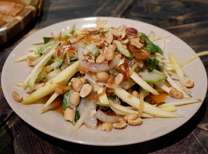 Gỏi đu đủ xoài cá với cơm khô là gợi ý khai vị không tồi dành cho bạn. Cá cơm mặn, kèm thêm đậu phộng rang bùi và xoài chua ngọt kích thích vị giác.