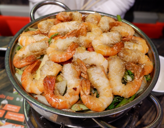 Lẩu tôm là món chính thích hợp dành cho nhóm bạn hoặc gia đình. Nước lẩu chua ngọt đậm đà nấu chung với các loại rau như đậu bắp, bạc hà... giúp thực khách không thấy ngán.