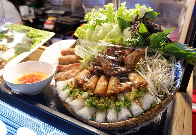 Mẹt bánh hỏi ăn kèm với thịt nướng, chả giò, nem nướng vừa đủ cho hai người ăn được trang trí bắt mắt.