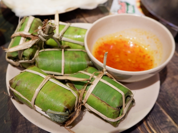 Nếu ăn nem nướng thì đừng quên gọi thêm nem chua chấm nước mắm ngọt làm món khai vị. Món này phải ăn chung với vài tép tỏi sống và ớt xanh loại nhỏ mới chuẩn.