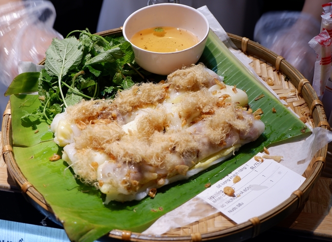 Bánh ướt nóng tráng tại chỗ rưới chà bông lên trên, bên trong có nấm mèo, thịt băm... ăn khá ổn. Tuy nhiên món này bạn phải chờ hơi lâu.