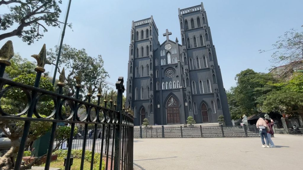 Nhà thờ Lớn thu hút du khách tham quan vui chơi Hà Nội 1 ngày