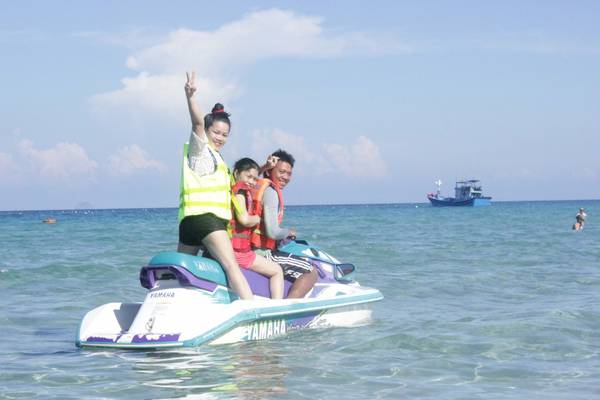 Du khách vui chơi trải nghiệm các trò chơi trên cát tại Bãi Dài Nha Trang
