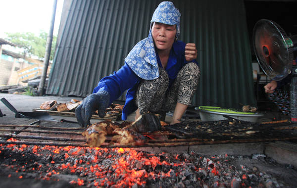 Những miếng cá thu tươi ngon được làm sạch và nướng trên bếp than hồng đến se phần da, thịt cá bên ngoài. Khi thấy miếng cá se lại, vàng óng tỏa ra hương vị thơm ngon đặc trưng nghĩa là đã đạt chất lượng.