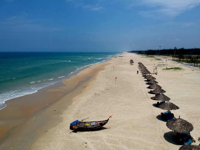 Biển Tam Thanh cách thành phố Tam Kỳ khoảng 10 km, là một phần trên cung đường biển dài hơn 50 km từ Cửa Đại đến Tam Hải thuộc tỉnh Quảng Nam. Bãi biển này chưa bị tác động nhiều nên bờ cát vẫn trắng mịn, rộng, biển thoai thoải, không hề bị sụt lún. Người dân ở đây có ý thức giữ gìn bãi biển sạch, không có hiện tượng bán hàng rong, chèo kéo khách. Sáng sớm và chiều muộn mỗi ngày, rất đông người dân thành phố Tam Kỳ và các khu vực xung quanh ra đây tắm biển.