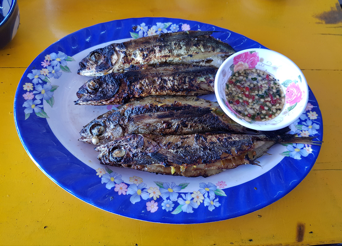 Sau những giờ di chuyển, tham quan hay quay về Tam Thanh tắm biển, bạn có thể thưởng thức hải sản tươi ngon, đừng bỏ qua món cá chuồn, món ăn dân dã quen thuộc của người xứ Quảng. Mùa hè cũng là mùa của cá chuồn. Cá mới được đánh bắt, ướp nhẹ rồi nướng muối ớt sả trên than hoa, quấn cùng rau cải xanh chấm muối ớt xanh, thêm một vài lon bia lạnh, trên bờ biển lộng gió, thật sảng khoái biết bao.