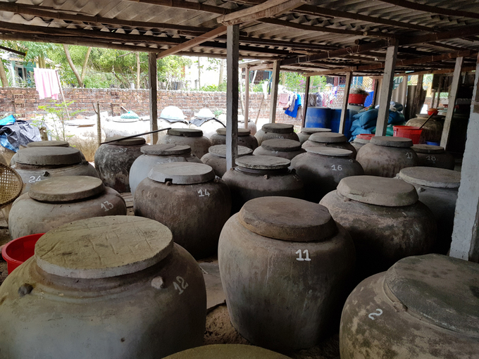 Cũng nơi đây, ngoài nghề chài lưới, người dân còn làm nước mắm truyền thống. Trong làng có khoảng 20 cơ sở sản xuất nước mắm nhỏ lẻ, theo quy mô hộ gia đình, sản xuất theo phương pháp truyền thống, không sử dụng hương liệu hay chất phụ gia bảo quản. Nước mắm ở đây được du khách đánh giá là thơm, ngon và trong màu hổ phách.  Đến với làng bích họa, bạn có thể lưu trú ở các homestay do người dân mở ra, sống trong khung cảnh bình yên của ngôi làng, tận mắt trải nghiệm nghề làm nước mắm thủ công, thưởng thức những món hải sản tươi rói. Nếu thích bạn cũng có thể xin cắm trại, đốt lửa ngay trên bãi biển của làng, hoặc xin đi theo những chuyến đánh bắt gần bờ của các ngư dân.