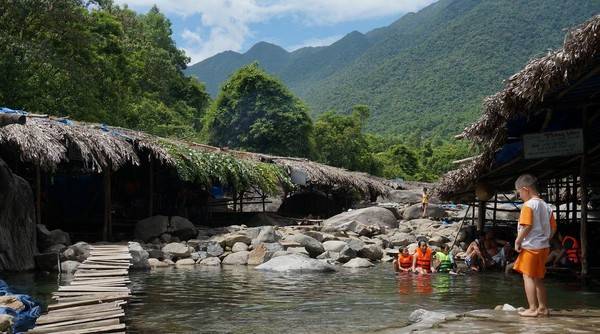 Trải nghiệm ngâm mình thư giãn trong lòng suối mát rượi
