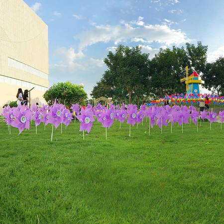 Khu vườn chong chóng cầu vồng tại Crescent Mall quận 7