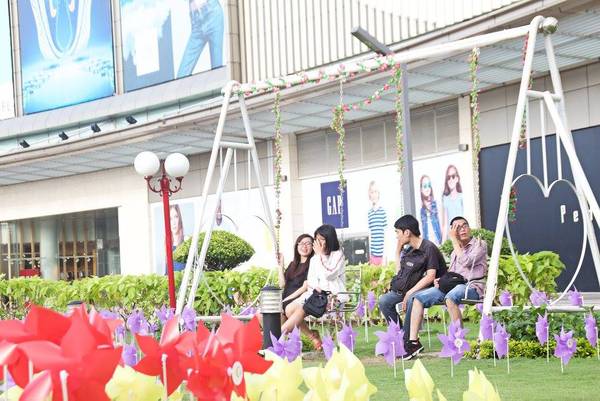 Mặc dù chưa chính thức mở cửa, nhưng khu vườn chong chóng đã có sức hút khó cưỡng đối với nhiều bạn trẻ