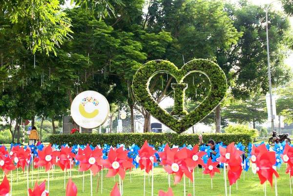 Chi tiết các chong chóng cầu vồng rực rỡ