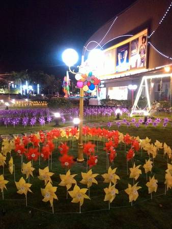 Hình ảnh khu vườn chong chóng đầy màu sắc ở Crescent Mall