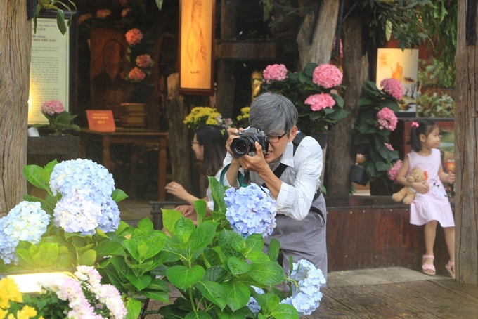 Một người dân say sưa chụp hoa.