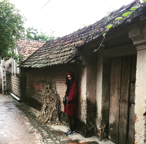 Con đường làng cổ Đường Lâm với nhà ngói đỏ