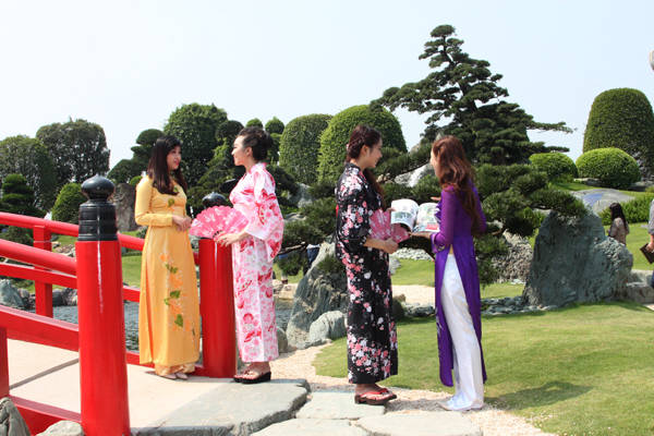 Thiếu nữ mặc Kimono truyền thống trong Vườn Nhật Bản
