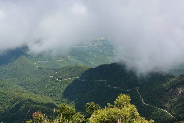 Cách thành phố Huế 40 km, vườn quốc gia Bạch Mã là một điểm đến thu hút nhiều du khách, đặc biệt là khách nước ngoài mê khám phá. Cảnh vật ở đây hoang sơ, yên bình, những ngày có mây trôi bồng bềnh rất đẹp. Ảnh: Thanh Tuyết.
